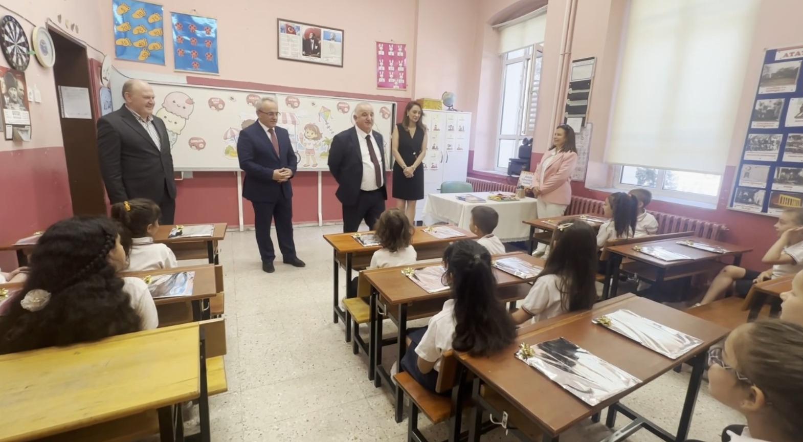 Edirne'de 2025-2026 eğitim-öğretim yılının ikinci döneminin tamamlanmasıyla birlikte il genelinde büyük bir karne heyecanı yaşandı. 